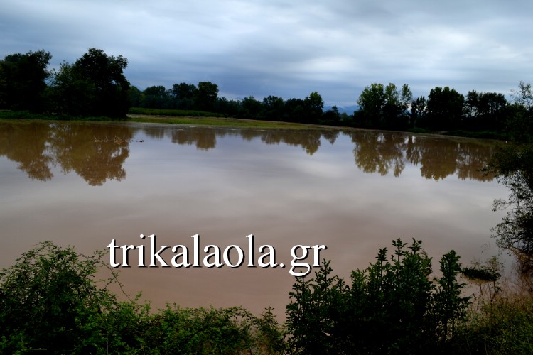 Πηνειός ποταμός υπερχείλισε Τρίκαλα